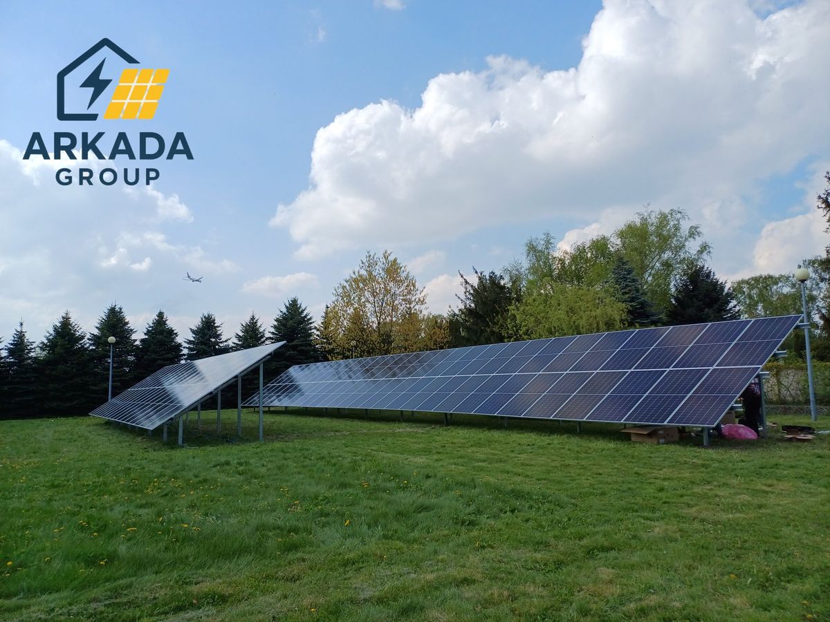 Wolnostojące panele fotowoltaiczne na łące