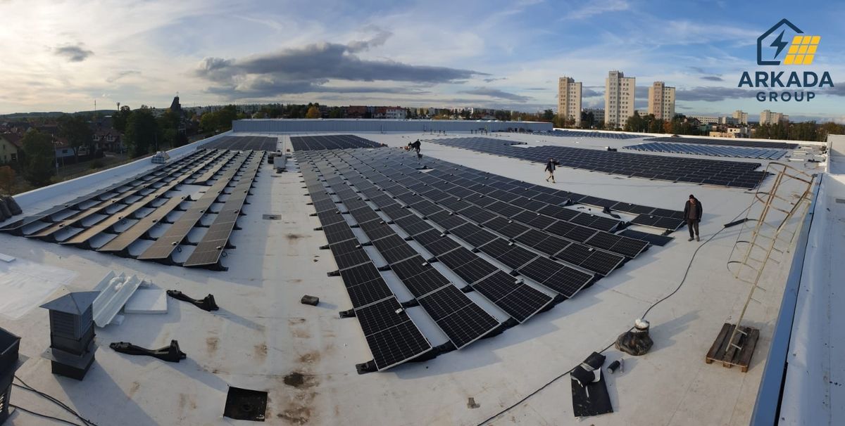 Duża instalacja fotowoltaiczna na dachu płaskim