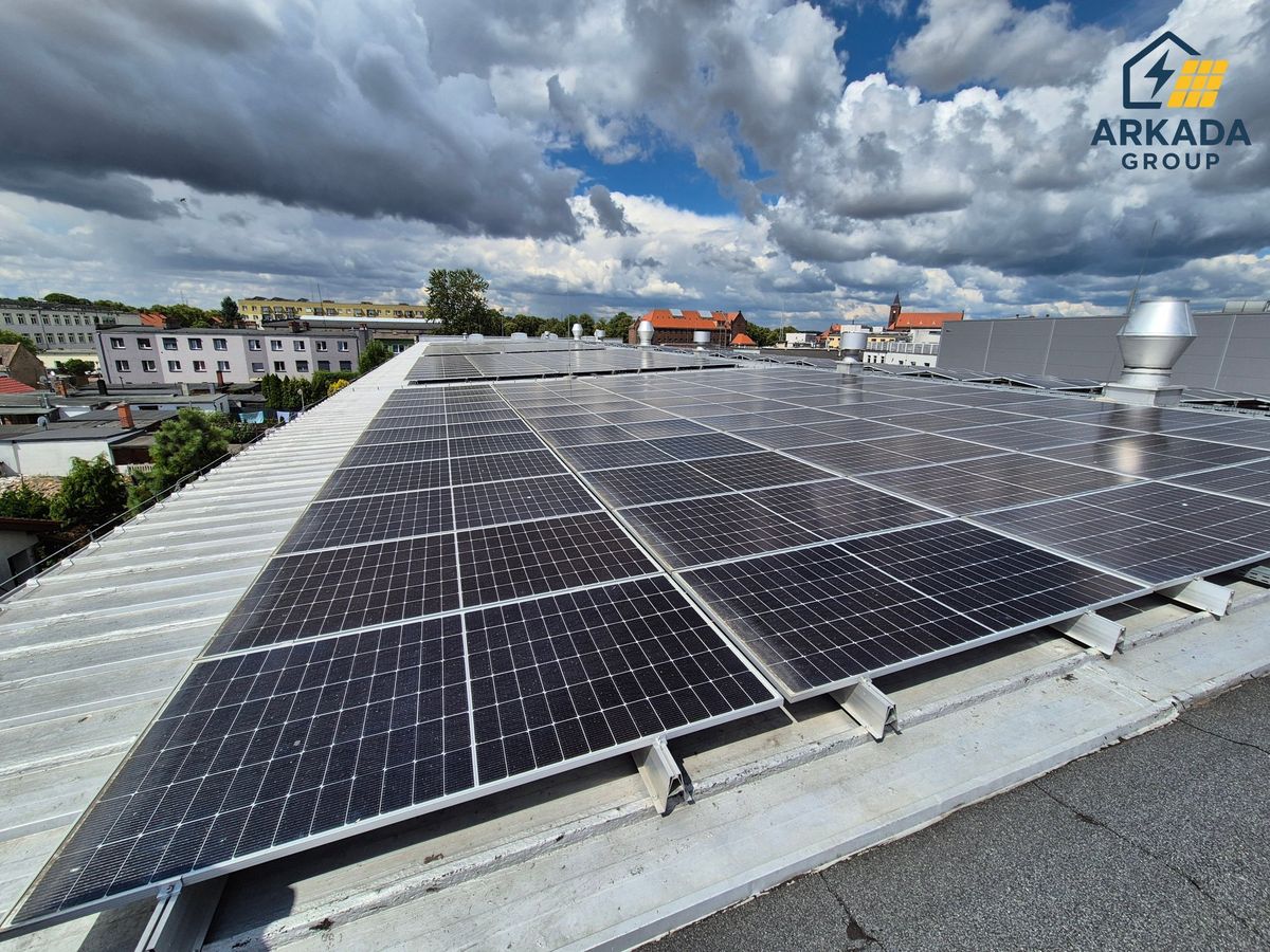 Panele fotowoltaiczne na dachu płaskim