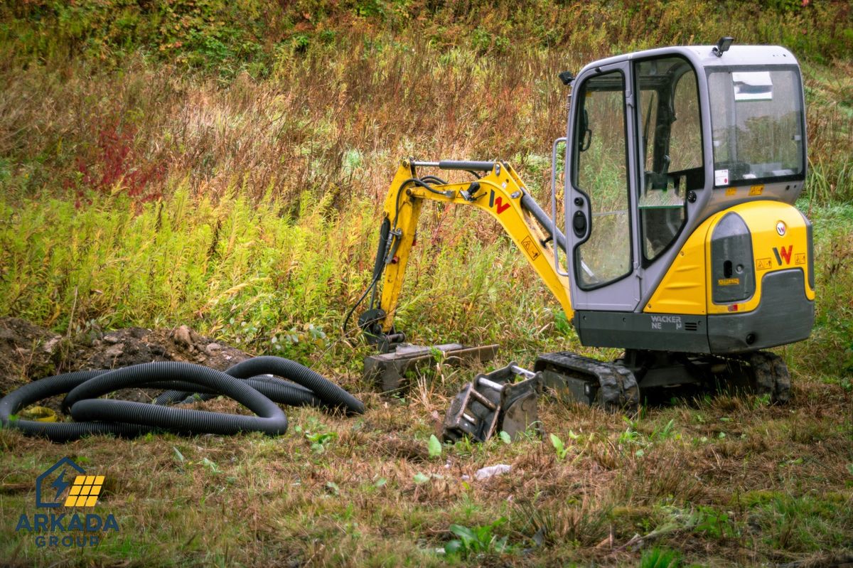 Prace ziemne minikoparką w terenie